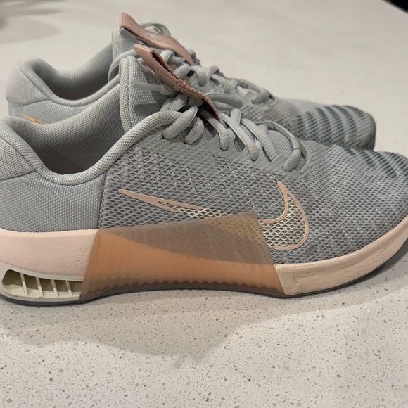 Nike Women's Metcons Size 7-1/2 - Picture 3 of 6